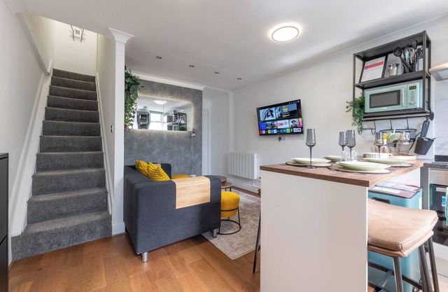 Cute & Stylish 2 Bed House 10 Mins to Woolwich DLR