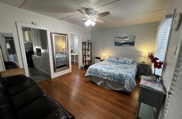 Cute Tropical Beach Studio Walk to Ocean and All!