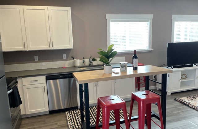 Cutest 1 bedroom loft apartment close to downtown!
