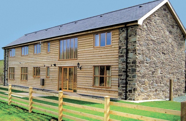 Cwm Corn Barn - HW7662