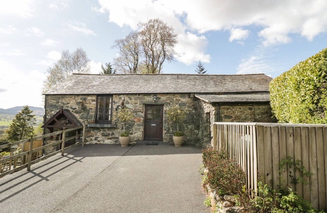 CYFFDY COTTAGE - ARENIG, pet friendly, with a garden in Parc