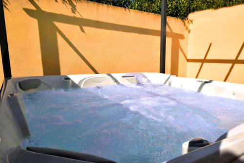 Décompression assurée - Super Calme - Jacuzzi Chauffé à remous - Jardin et Terrasse - Clim - Salle de Jeux avec Fresque Provençale - Grande Piscine Partagée au Sel - Maison spacieuse, tout équipée et joliment décorée - Proche des commodités
