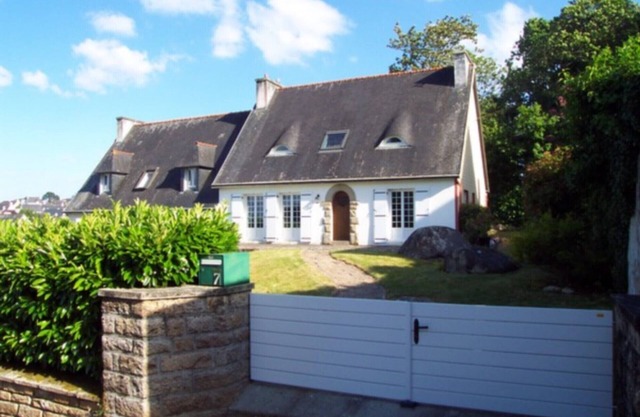 D8008 - VILLA ON CLOSED GARDEN LOCATED 150 M FROM THE BEACH OF THE SABLES-BLANCS