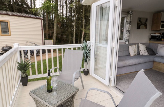 DAISY'S RETREAT, pet friendly, with hot tub in Longframlington