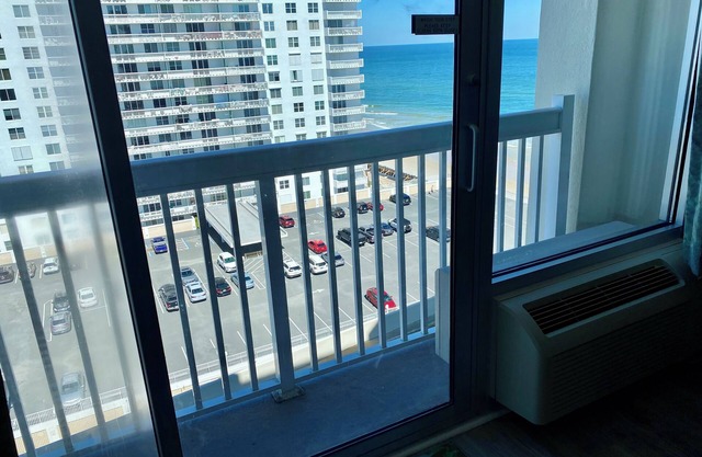 Daytona Beach Ocean View Cozy 11th Fl Studio/Condo