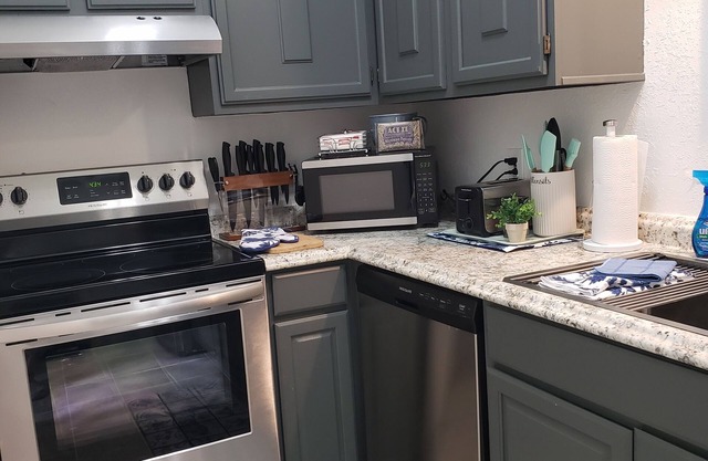 Dazzling, Cozy Retreat in convenient and secure apartment complex location.