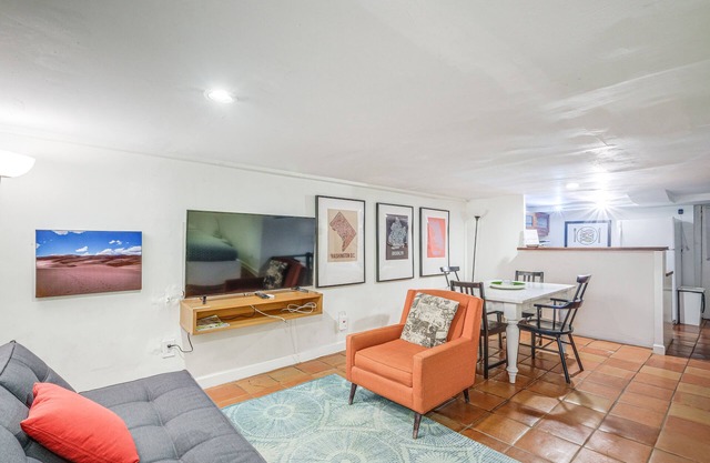 DC Apartment: 2 Mi to National Mall!