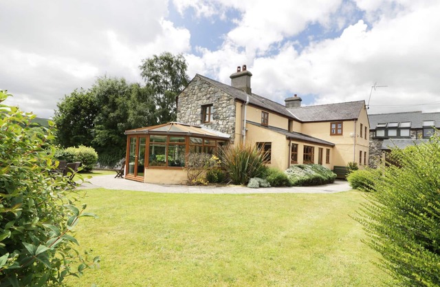 DDOL HELYG FARMHOUSE, pet friendly, with a garden in Llanrug