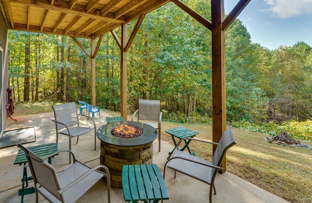 Deck, Grill & Fire Pit: Blue Ridge Mountain Cabin!