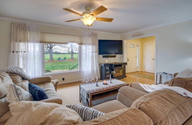 Deck & Pastoral Views! Bealeton Farmhouse Escape