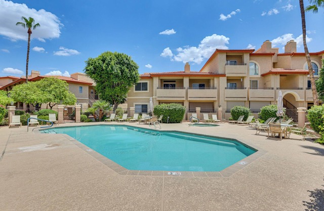 Deck & Resort Amenities: Phoenix Escape By Hiking