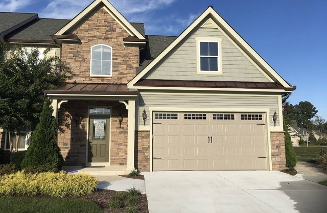 Decorated 4 bedrooms 3 King beds, Kids LOVE community POOL. 4 miles to Beach