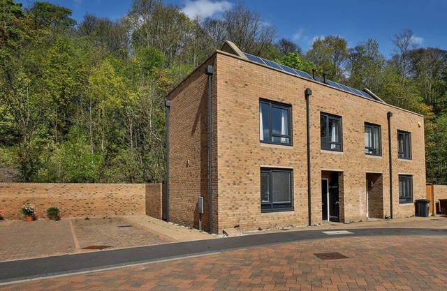 Deep Cleaned - Stunning City Centre House! Parking