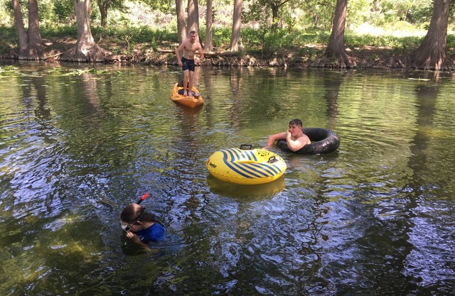 DEEP Frio River-Inside River Views, Ping Pong, Pool Table, Rope Swing, Kayak!