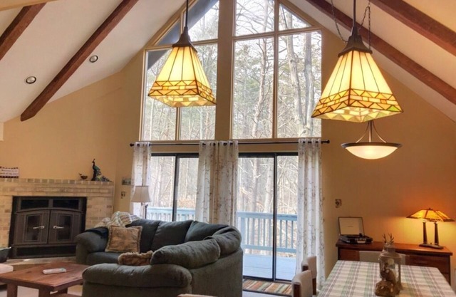 Deer Crossing — Cozy comfort with hot tub and firepit