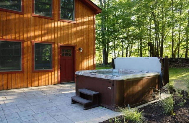Deer Meadows - Country Lodge with Hot Tub