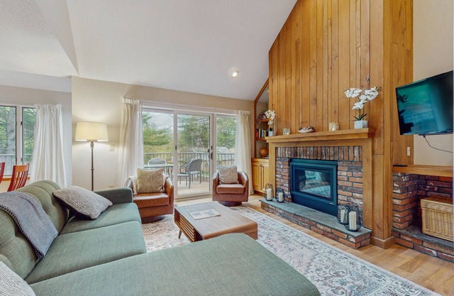 Deere Run townhouse with private sauna - pool & tennis - walk to Lake Pinneo