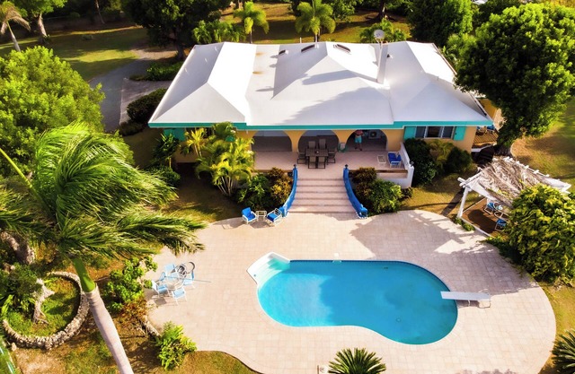 Deja Blue Large pool and yard over looking the Carribean Ocean