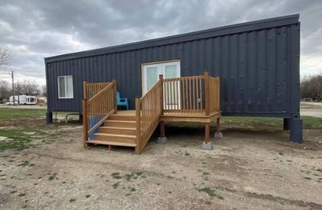 Delightful 1 bedroom modern shipping container!
