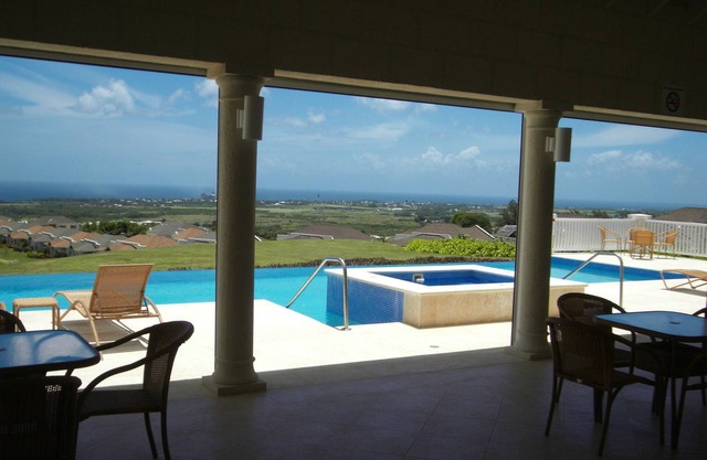 Delightful 2 Bed apt, sea & pool views to front & rear