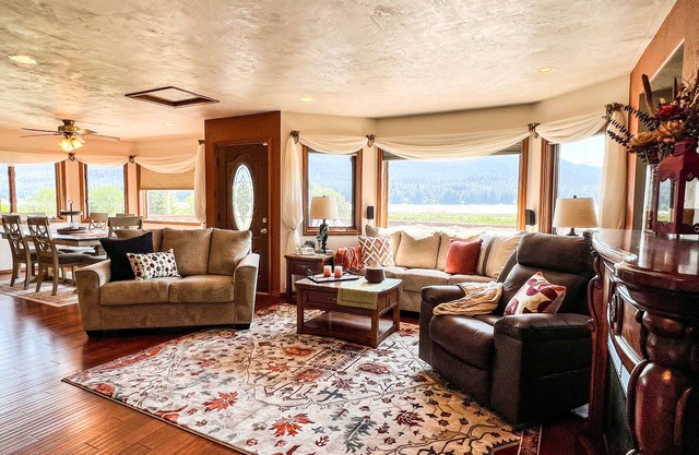 Delightful 3-bedroom house with WiFi in Juneau, AK, centrally located.