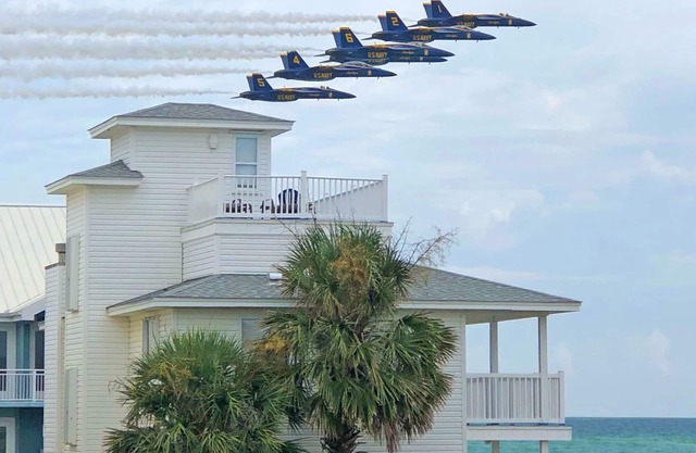 Delightful 3-br, 3-ba Gulf view town home with roof top observation deck!