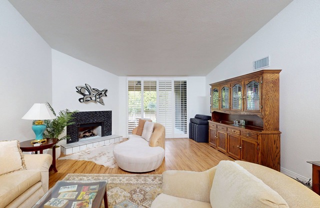 Delightful Dog Friendly Condo with Shared Pool & Hot Tub-Private Electric Grill