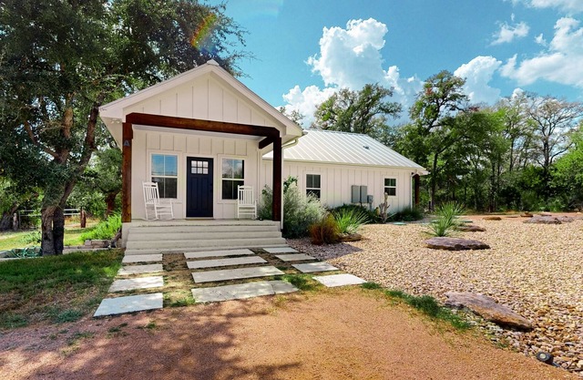 Delightful & modern duplex w/ patio, AC, & W/D - located near campus & shopping