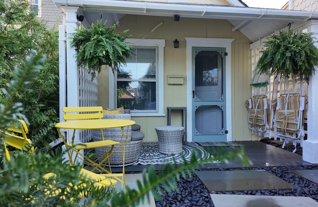 Delightful Seaside Cottage blocks from the beach in Ocean Grove. Sleeps 2