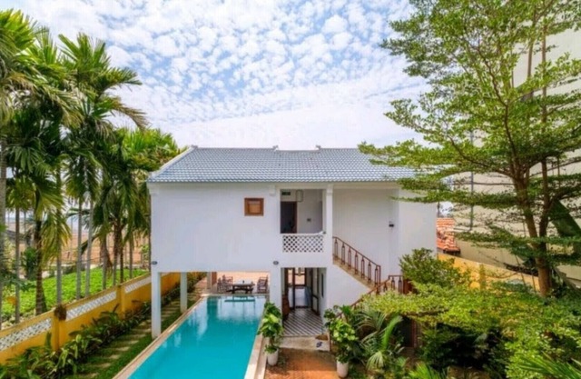 Delightful Spacious House with Pool close to Beaches