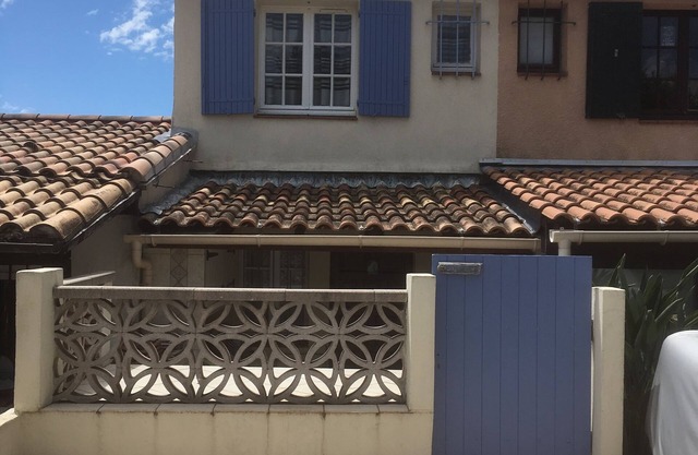 DELIGHTFUL TYPICAL PROVENCAL COTTAGE WITH LARGE SHARED POOL 12KM ST TROPEZ