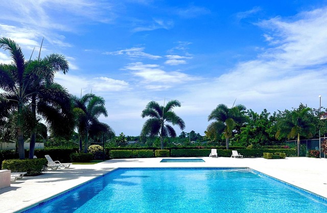 Dell’s Exotic Haven n2 bedrooms, 2 baths, pool, gym