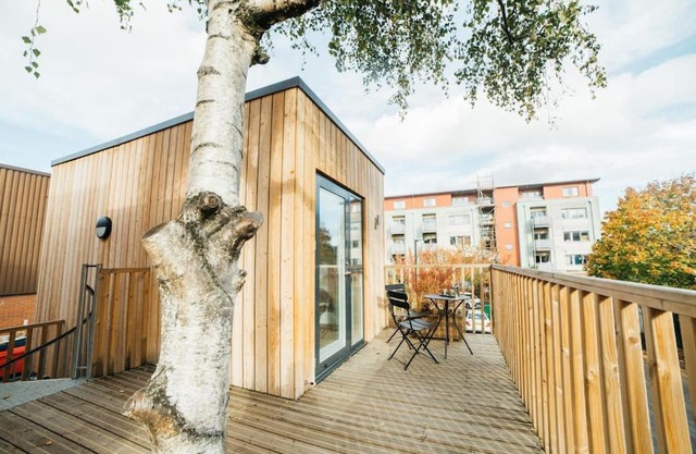 Delores Eco-Pod/Treehouse, Walk to Cabot Circus