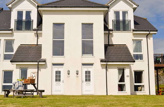 Deluxe 2 bed apartment with sea view