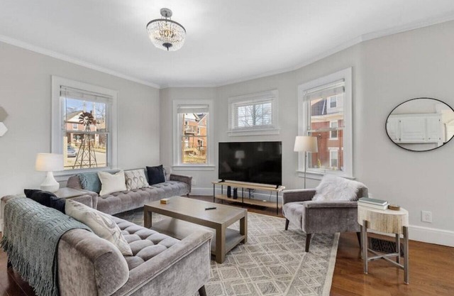 Deluxe 6-Bedroom 3-Min to Downtown | 2-car Driveway