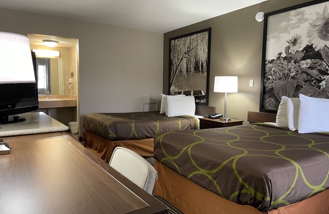 Deluxe Inn & Suites