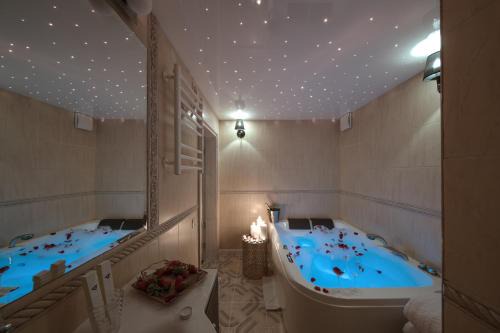 Deluxe Jacuzzi Apartment by LIUKSAI