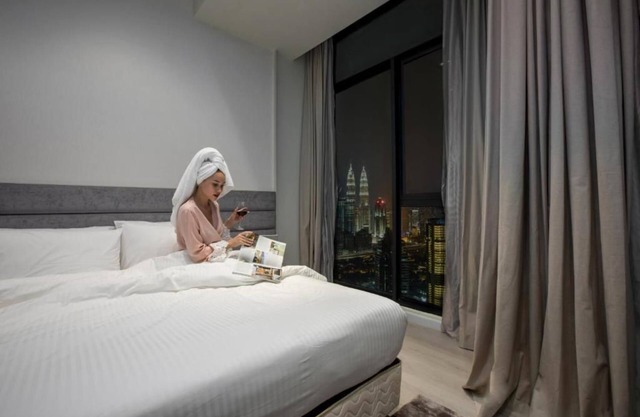 Deluxe King Suite with Twin Tower View 25