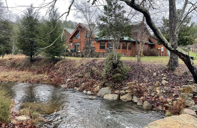 Deluxe log cabin! Pet and motorcycle friendly - enjoy nature with family and friends! 3 Bedroom Cabin by RedAwning