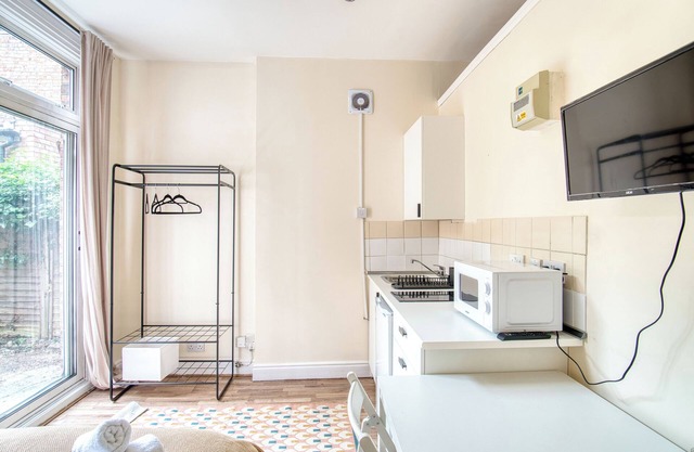 Deluxe studio 2, free parking, 5mls to C London
