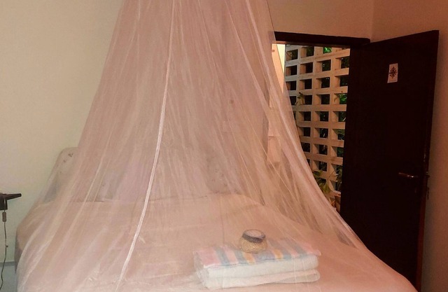 Denkyem: WiFi, AC & fan, fridge in room, share kitchen. Incl. breakfast