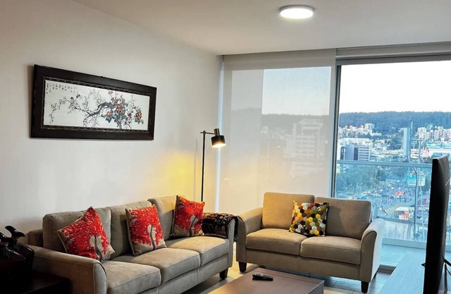 Departamento 3- cuartos con piscina e increíble vista, WiFi en Quito.