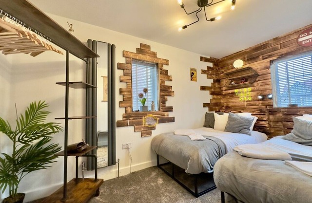 Derbe House, Spacious 3 bedroom house, Sleeps 6