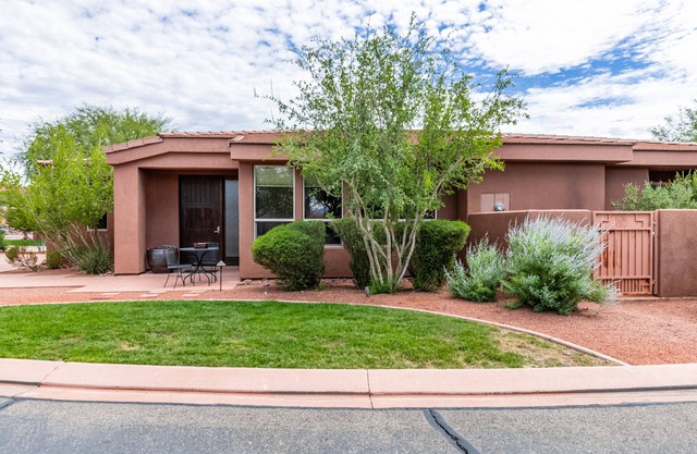 Desert gem near Zion with pool/hot tub access, fast WiFi & AC