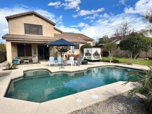 Desert Oasis 4BD 3BA, Lux Resort Pool in Mesa, AZ