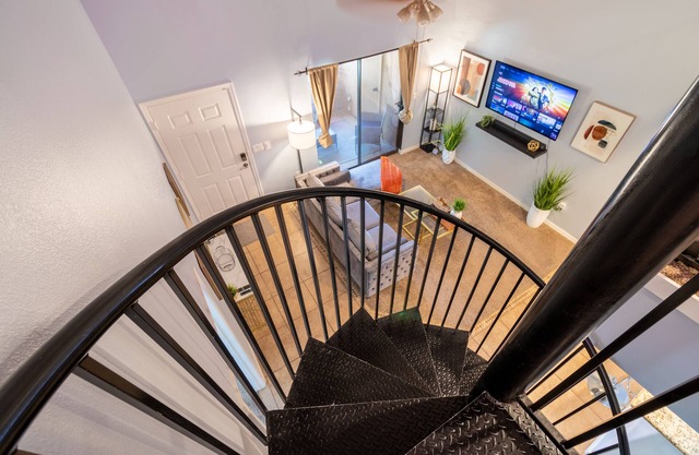Desert Retreat: Luxury Condo Loft - Work Friendly
