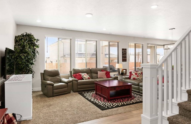 Desert Rose, Newer Home, Community Pool!
