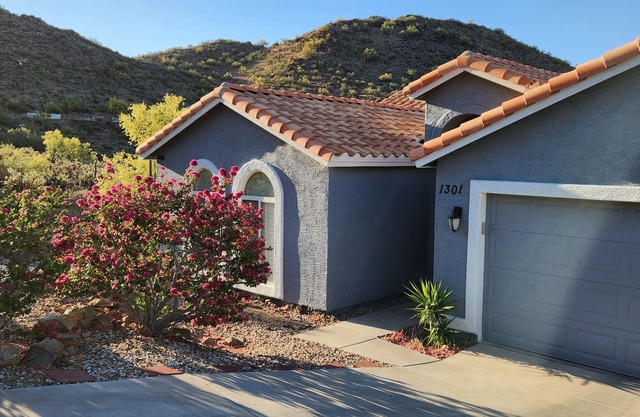 Desert Valley Stay - Mountain Views