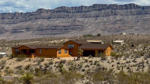 Desert View Retreat - Sleeps 22, Game Garage, Near Skywalk & Lake Mead