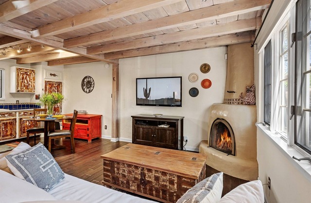 Desiderata - Kiva Fireplace, Walk Everywhere